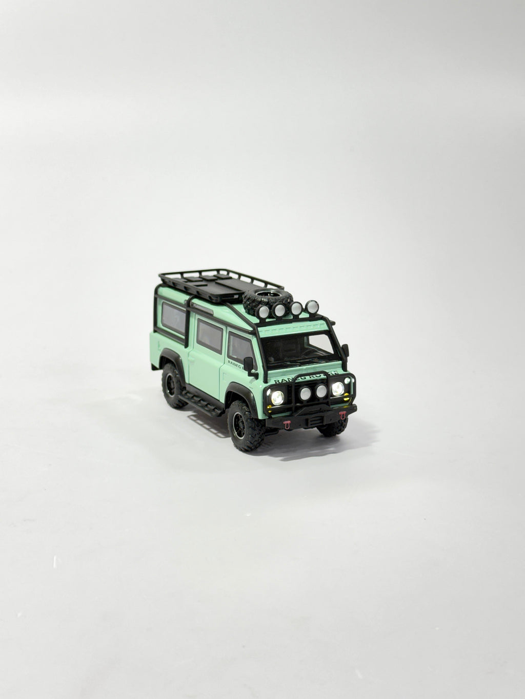 Land Rover Defender Off-Road Die-Cast (1:32 Scale)