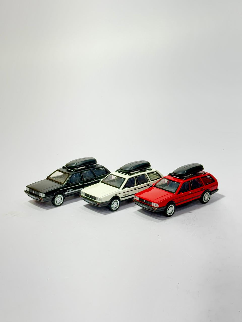 Classic Santana Wagon Die-Cast with Roof Box - 1:32 Scale