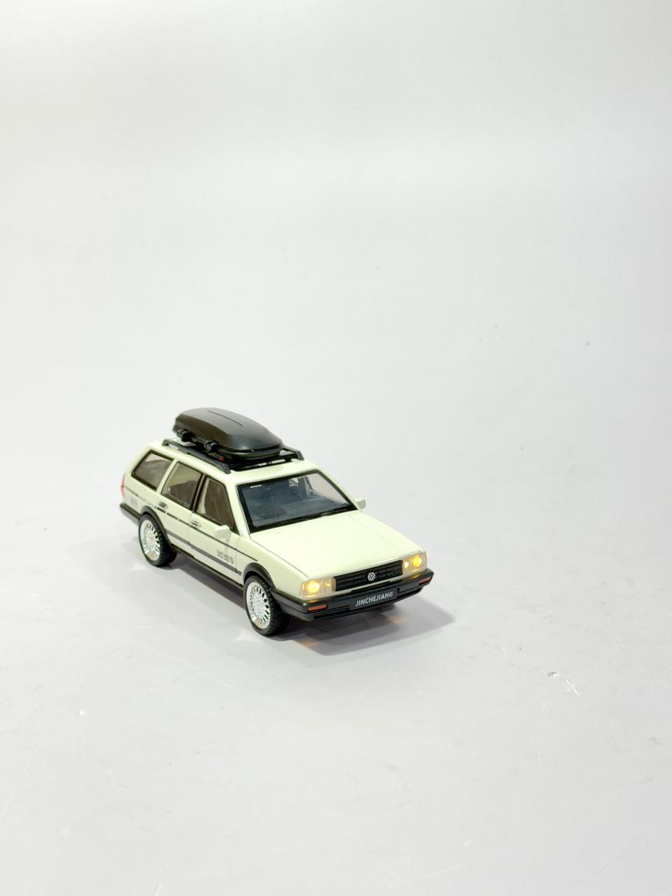 Classic Santana Wagon Die-Cast with Roof Box - 1:32 Scale