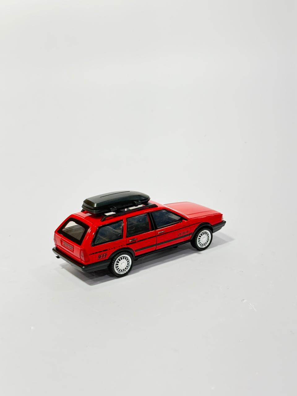 Classic Santana Wagon Die-Cast with Roof Box - 1:32 Scale