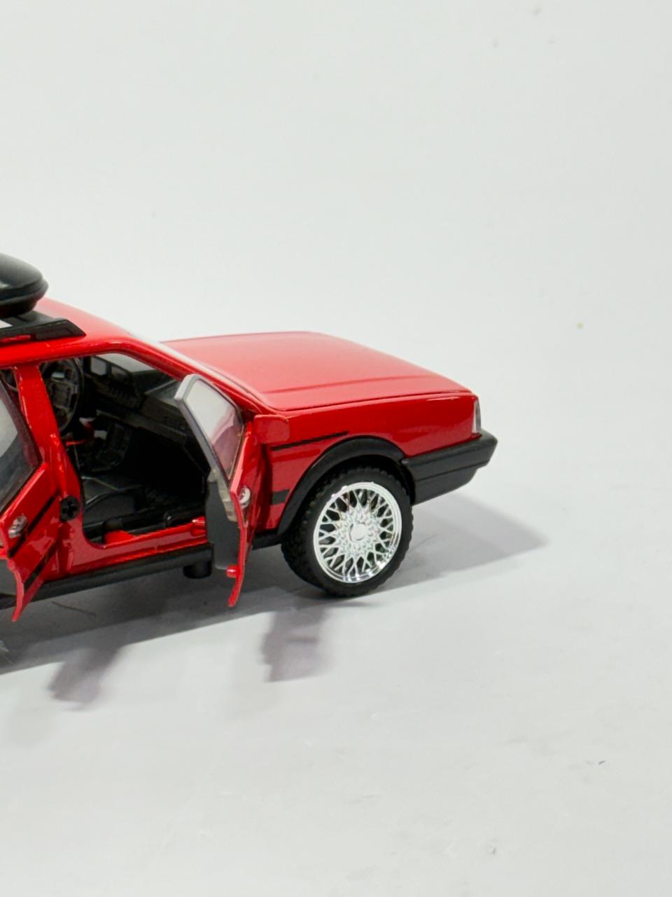 Classic Santana Wagon Die-Cast with Roof Box - 1:32 Scale