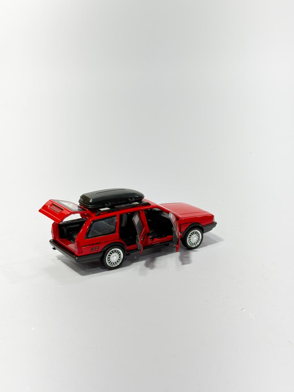 Classic Santana Wagon Die-Cast with Roof Box - 1:32 Scale