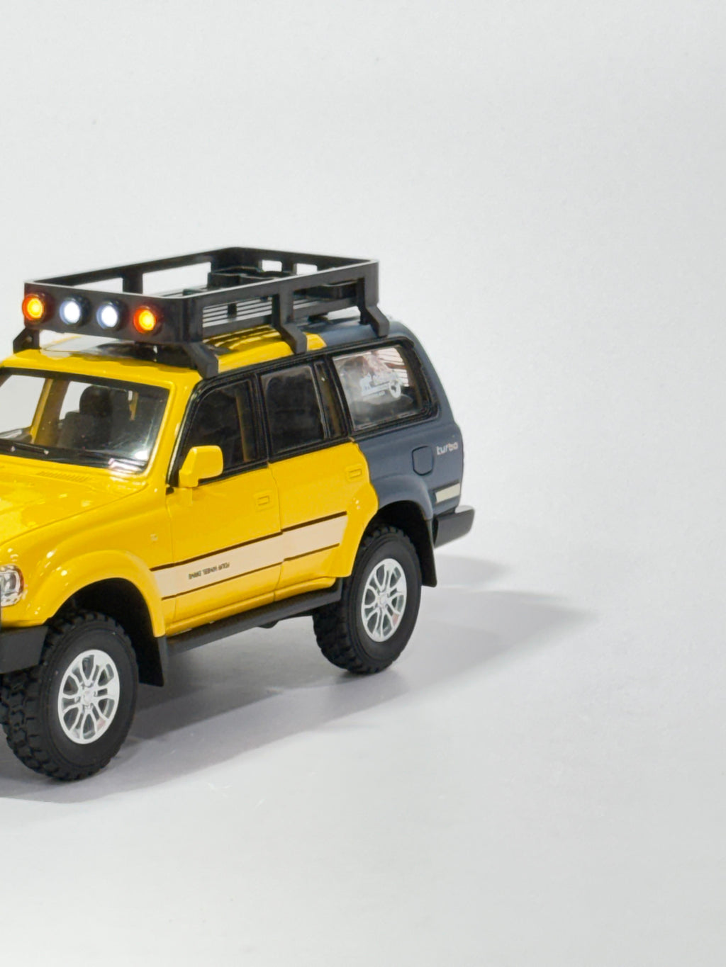 Land Cruiser Off-Road Die-Cast Model Car (Scale 1:32)