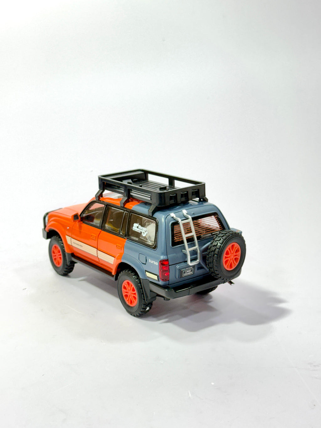 Land Cruiser Off-Road Die-Cast Model Car (Scale 1:32)