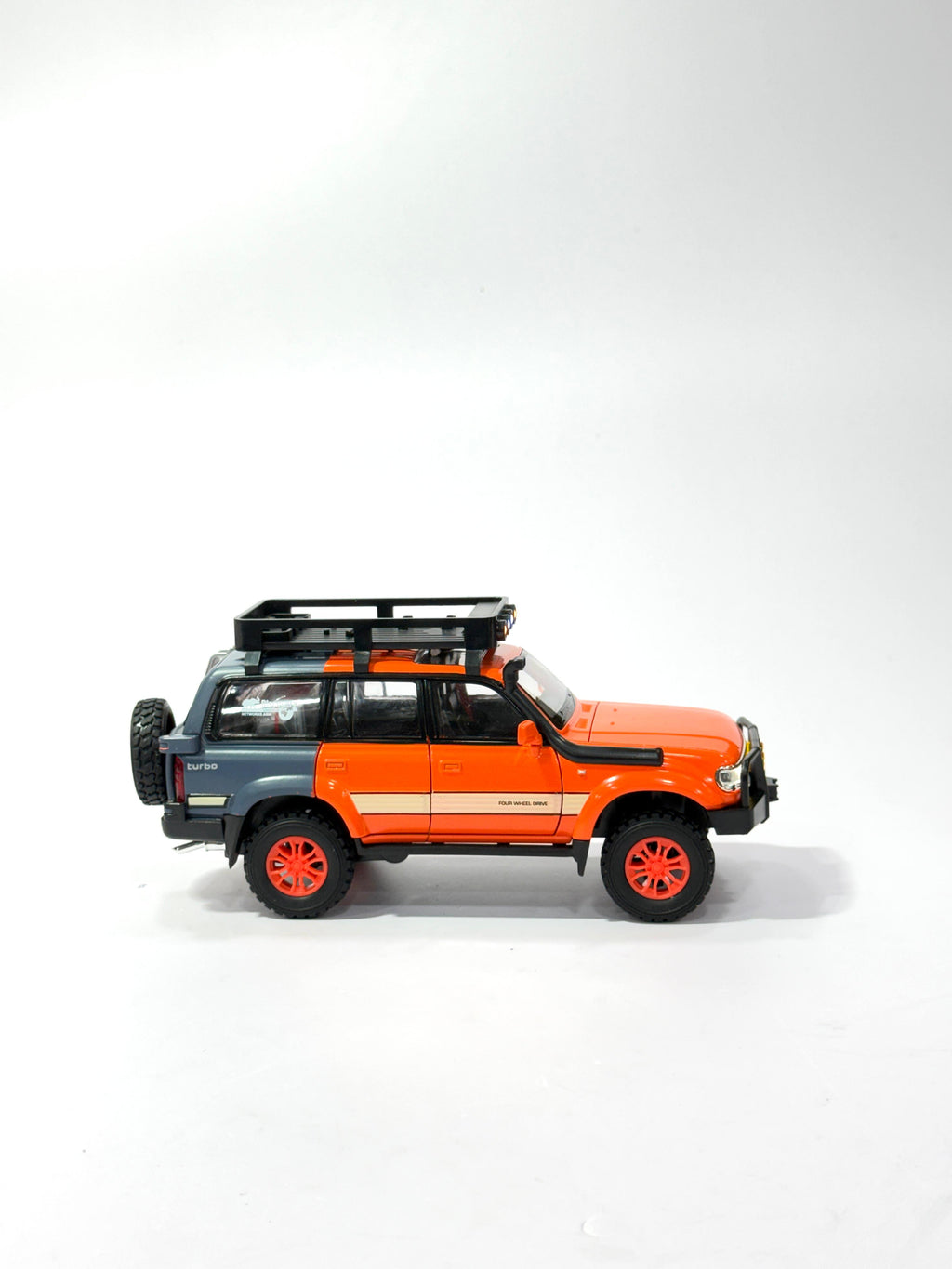 Land Cruiser Off-Road Die-Cast Model Car (Scale 1:32)