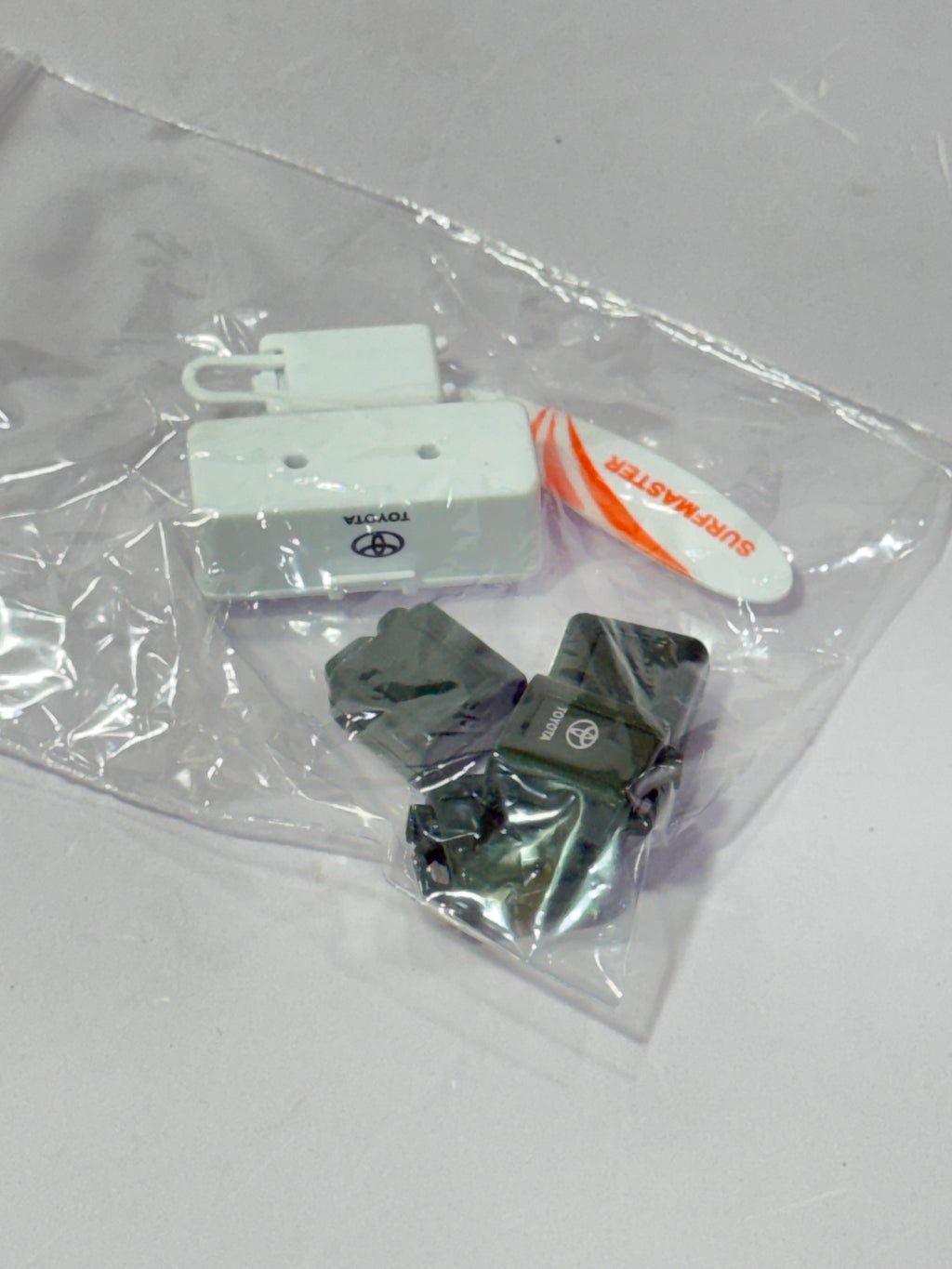Land Cruiser Off-Road Die-Cast Model Car (Scale 1:32)